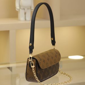 Alternative view of M81911 Chain Bag Collection Wallet On Chain Ivy LT Handbag M81911 Vintage Monogram Crafted from Monogram canvas, inspired by the Sac Recoleta handbag from the 2000s. Card slots and a zippered inner pocket accommodate daily essentials. Both the chain and adjustable leather shoulder strap are detachable, offering versatile options for shoulder carry or crossbody wear. Size: 23.5 x 12 x 4.3 cm.